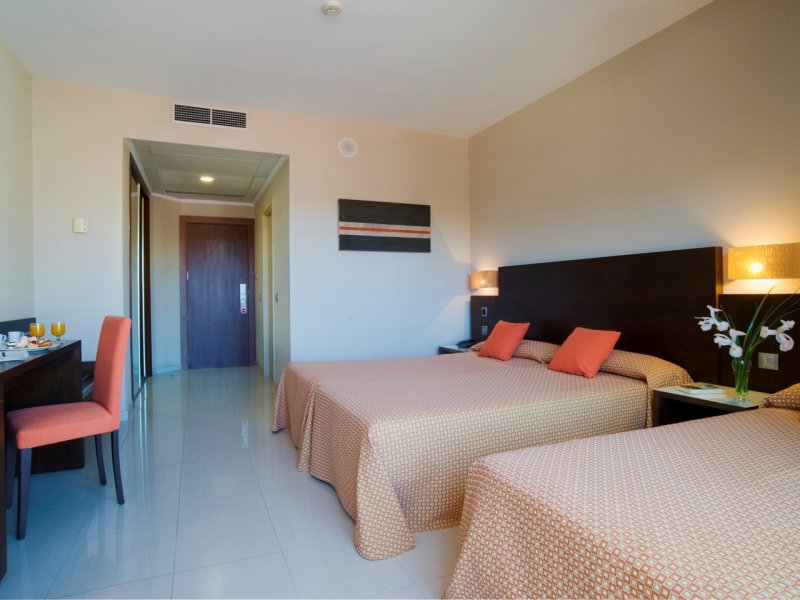 Habitación triple del hotel Bahía Calpe by Pierre and Vacances. Foto 2