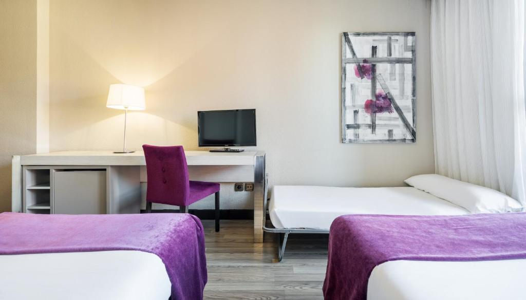 Habitación triple del hotel Ilunion Golf Badajoz. Foto 2