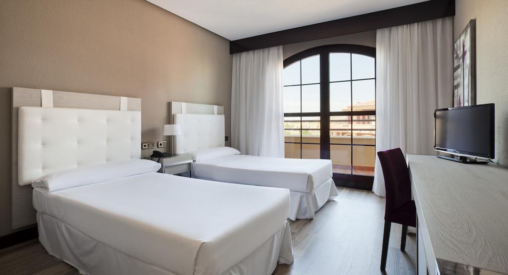 Habitación doble del hotel Ilunion Golf Badajoz. Foto 2