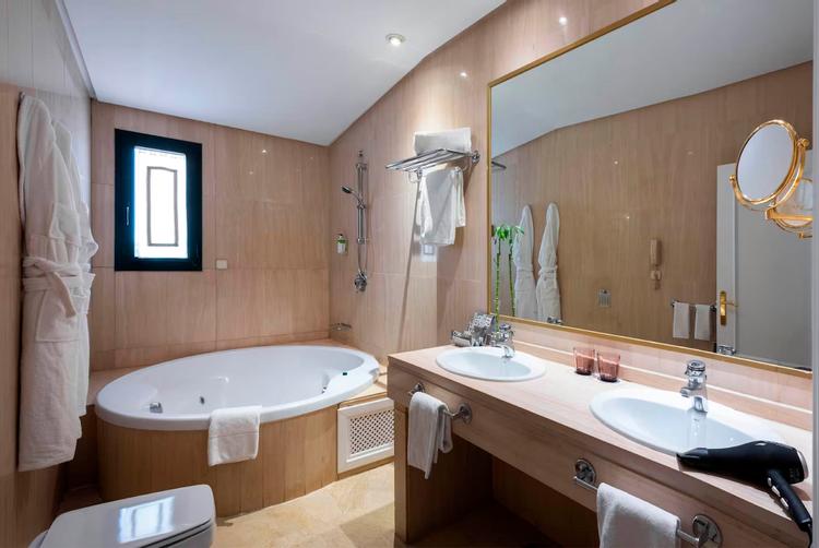 Doble Superior Con Bañera de Hidromasaje del hotel AZZ Merida Medea