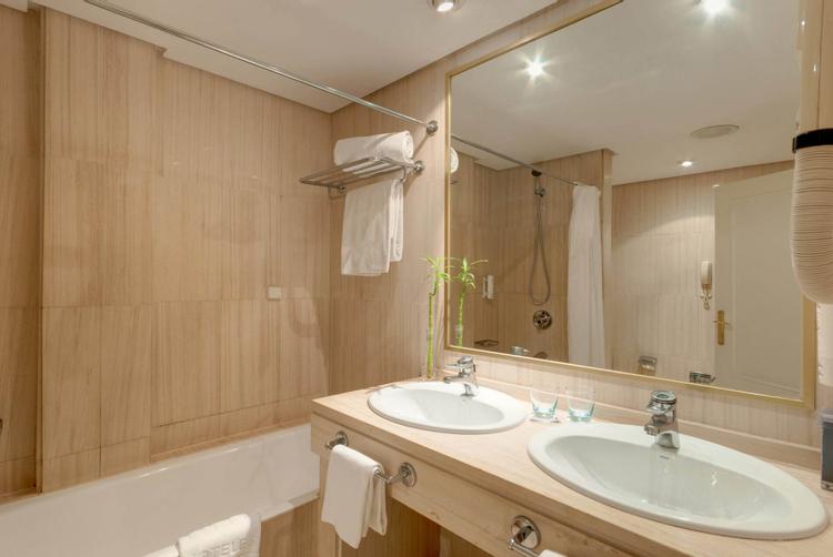 Habitación Familiar del hotel AZZ Merida Medea. Foto 3