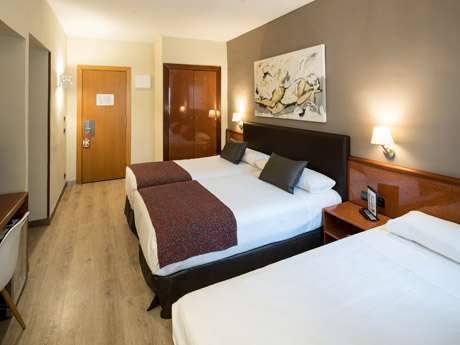 Habitación triple del hotel Catalonia Castellnou. Foto 1