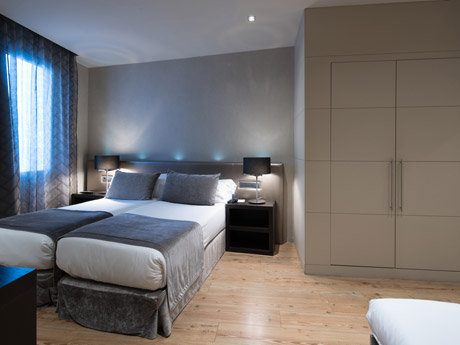 Habitación triple del hotel Catalonia Portal De L'angel. Foto 1