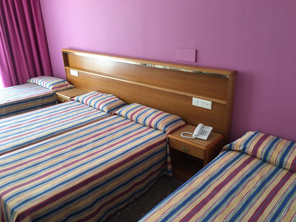 Habitación cuádruple del hotel Don Juan Tossa