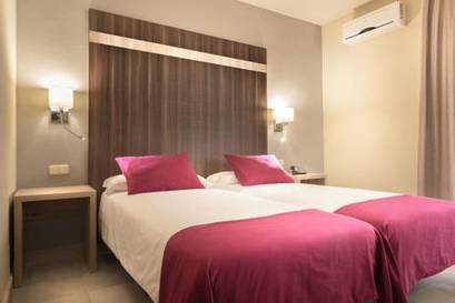 Habitación doble Vista Piscina del hotel Ona Diana Park. Foto 1