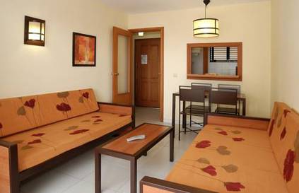 Habitación doble con salón del hotel Puente Real. Foto 1