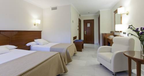 Habitación triple del hotel Porcel Alixares