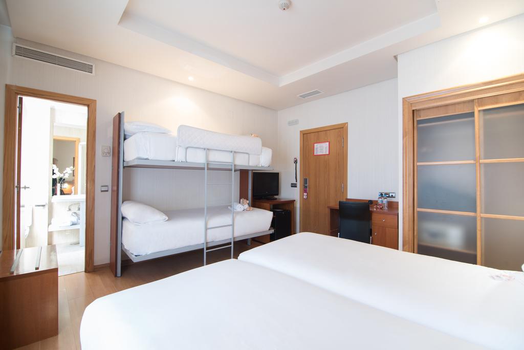 Habitación cuádruple del hotel Petit Palace Preciados. Foto 1