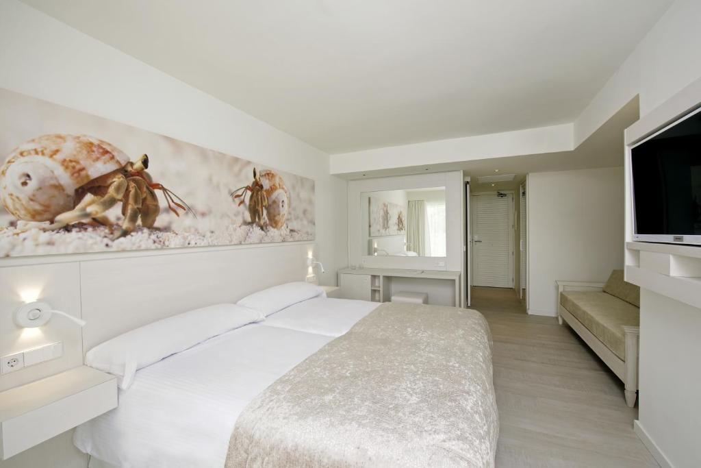 Habitación familiar Vista Piscina del hotel Iberostar Waves Cristina. Foto 1