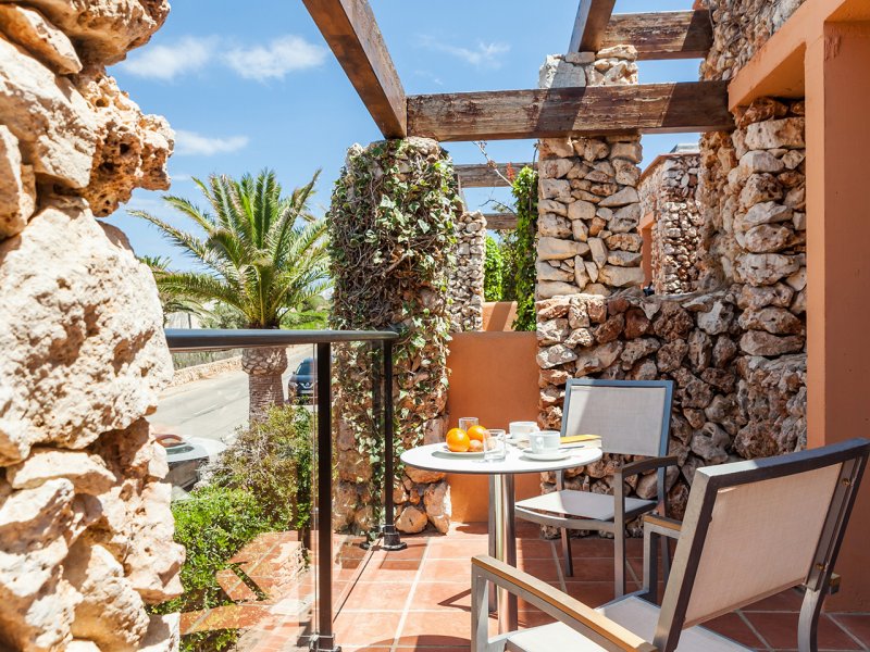 Habitación doble del hotel Menorca Binibeca By Pierre and Vacances Premium Adults Only. Foto 1