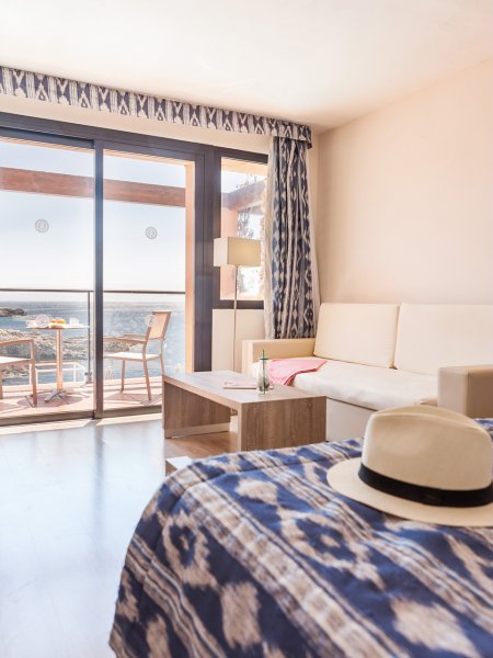 Habitación doble Vista Mar del hotel Menorca Binibeca By Pierre and Vacances Premium Adults Only. Foto 1