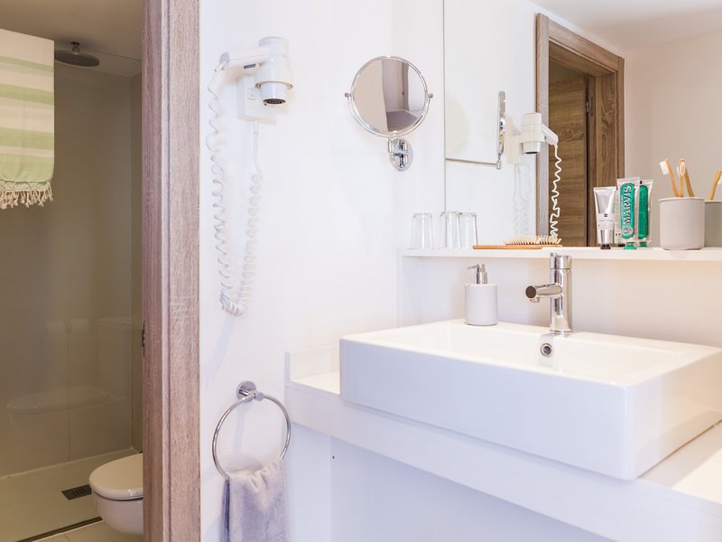 Habitación doble Vista Mar del hotel Menorca Binibeca By Pierre and Vacances Premium Adults Only. Foto 2