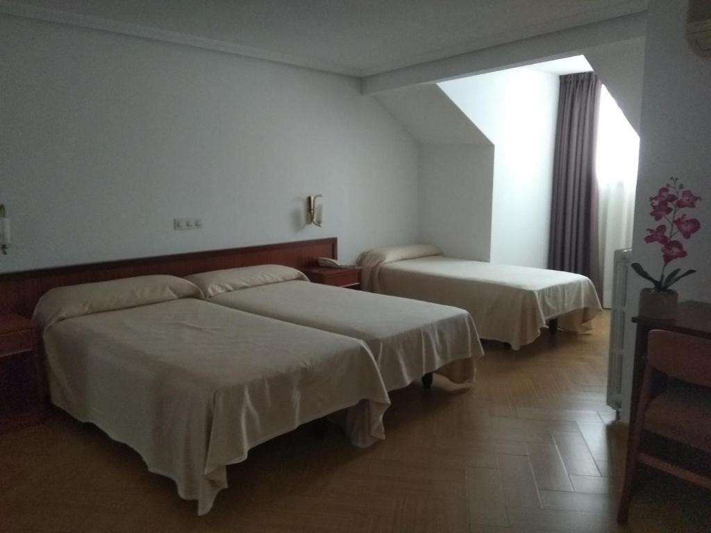 Habitación triple del hotel Ele Acueducto. Foto 1