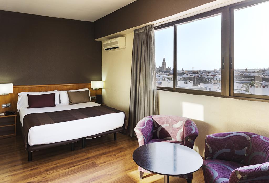 Habitación doble Superior del hotel Catalonia Giralda. Foto 1