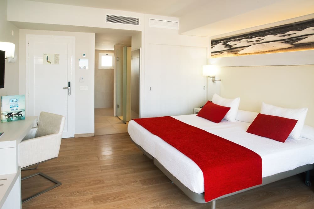 Habitación doble del hotel Aequora Lanzarote Suites. Foto 1