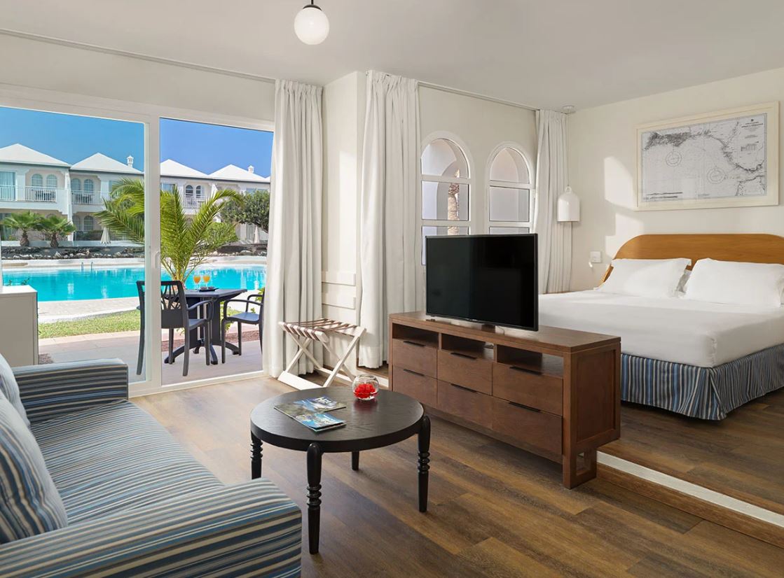 Junior Suite Vista Piscina del hotel H10 Ocean Suites. Foto 3