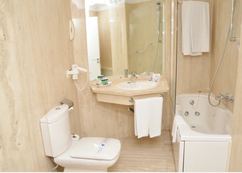 Habitación Triple del hotel Artheus Carmelitas Salamanca. Foto 1