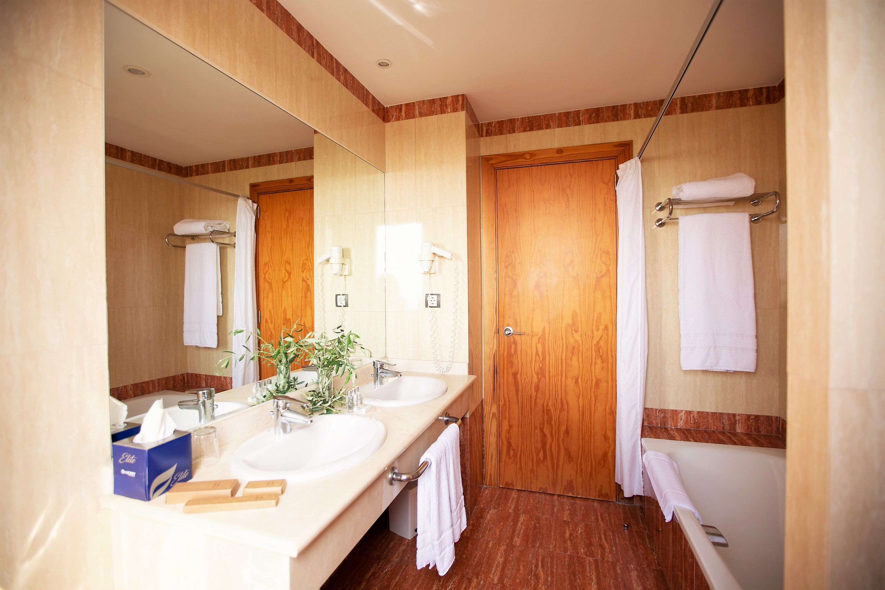 Habitación Premium Superior King del hotel Bakour OH Nice Costa del Sol. Foto 2