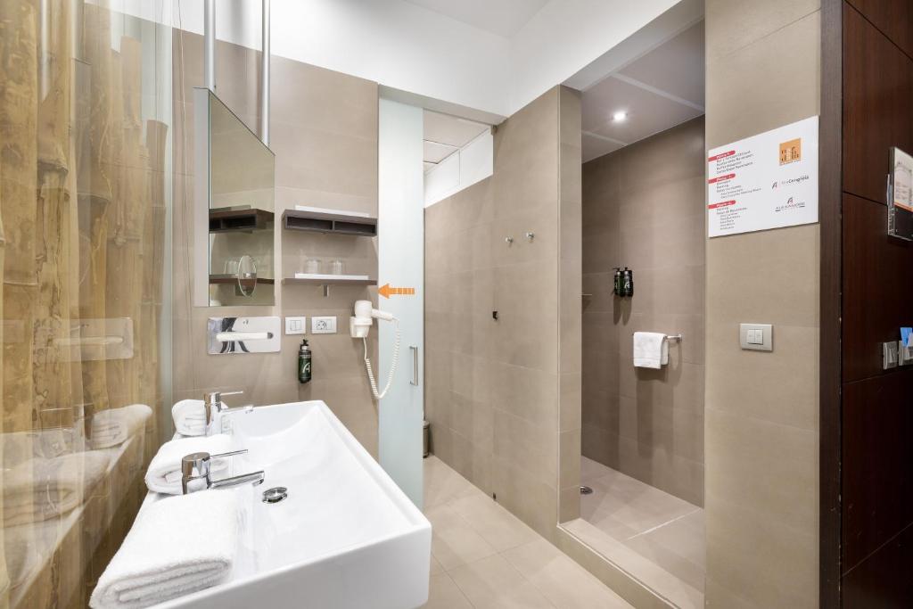 Habitación triple del hotel Alexandre Fira Congress