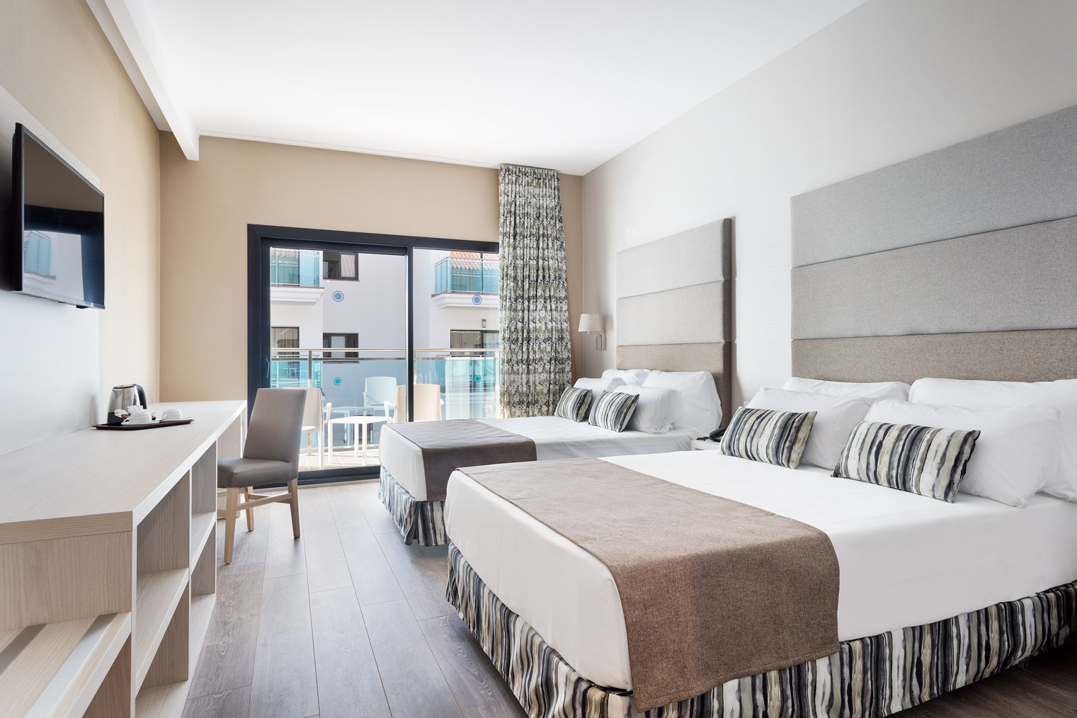 Habitación doble Superior Acceso Piscina del hotel Best Costa Ballena. Foto 7