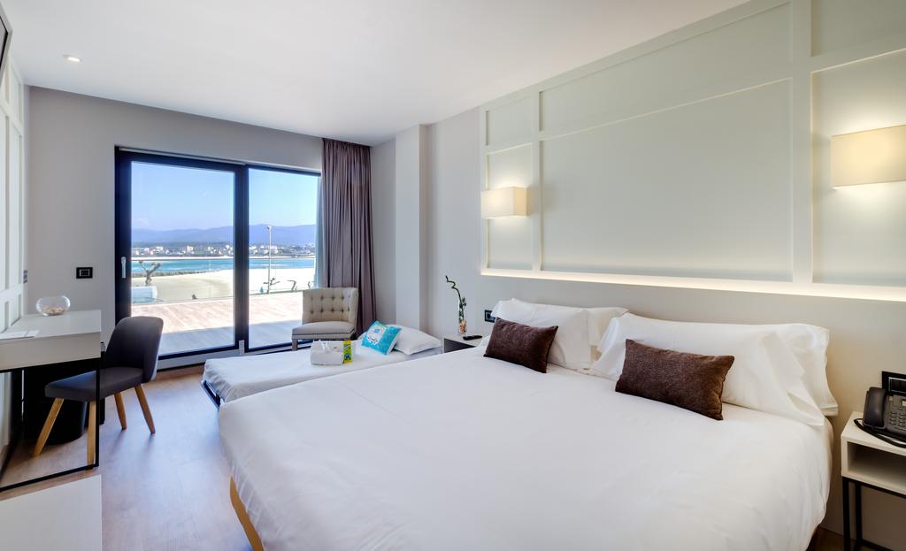 Habitación triple del hotel Oca Playa De Foz and Spa