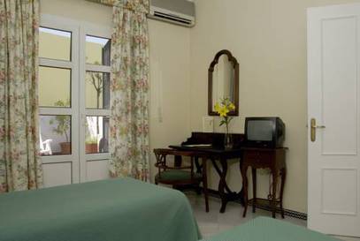 Habitación familiar del hotel BYPILLOW Abril. Foto 1