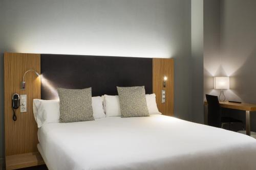 Habitación cuádruple del hotel Petit Palace Tres Cruces. Foto 1