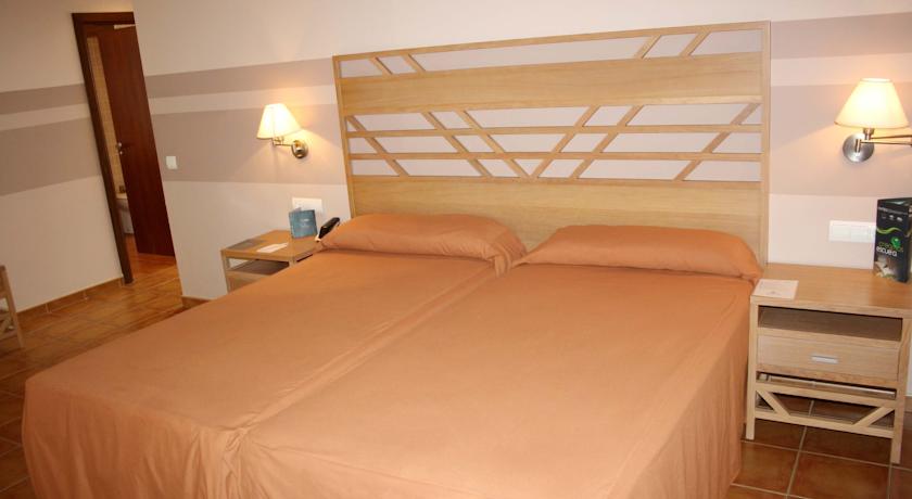 Habitación doble del hotel Calamijas. Foto 1