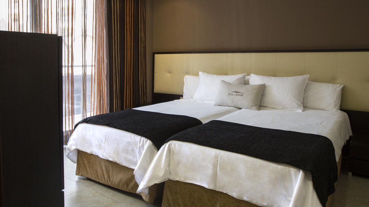 Habitación familiar del hotel Gran Hotel Sol y Mar. Foto 1