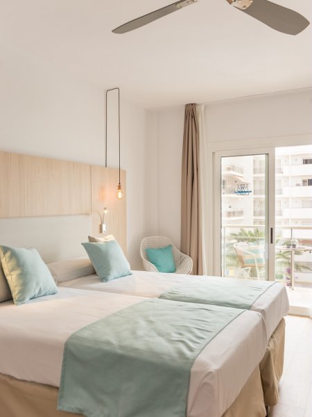 Habitación triple Vista Mar del hotel Monterrey Roses By Pierre and Vacances. Foto 4