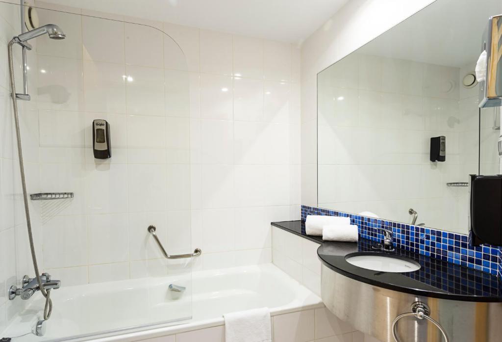 Habitación doble Fumadores 2 camas del hotel B&b Madrid Airport T1 T2 T3. Foto 1