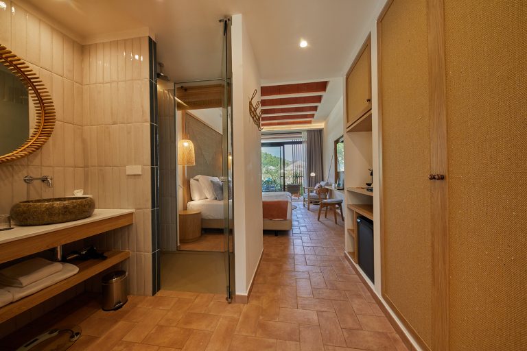 Habitación doble Club Acceso Piscina del hotel Cala San Miguel Ibiza Resort, Adults only, Curio Collection by Hilton. Foto 2