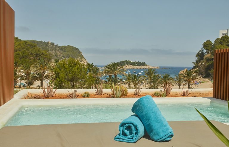 Junior suite Vista Mar Piscina Privada Club del hotel Cala San Miguel Ibiza Resort, Adults only, Curio Collection by Hilton