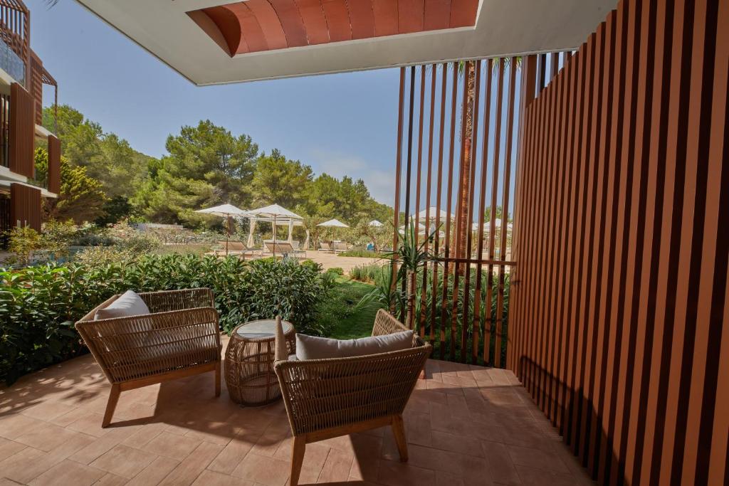Habitación doble Lujo Vista Jardin del hotel Cala San Miguel Ibiza Resort, Adults only, Curio Collection by Hilton. Foto 2