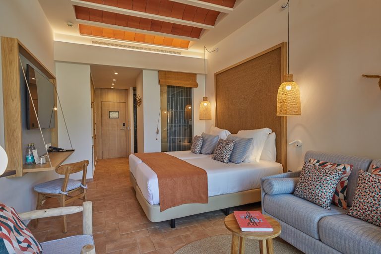 Habitación doble Lujo Vista Mar Frontal del hotel Cala San Miguel Ibiza Resort, Adults only, Curio Collection by Hilton. Foto 1