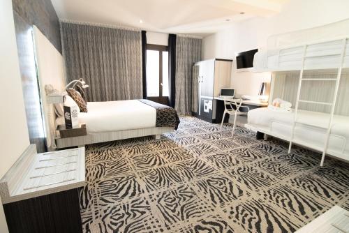 Habitación cuádruple del hotel Petit Palace Savoy Alfonso XII. Foto 1