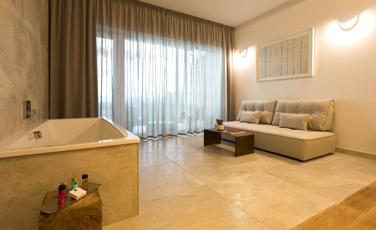 Suite Vista Mar Premium del hotel Higuerón Málaga, Curio Collection by Hilton. Foto 1