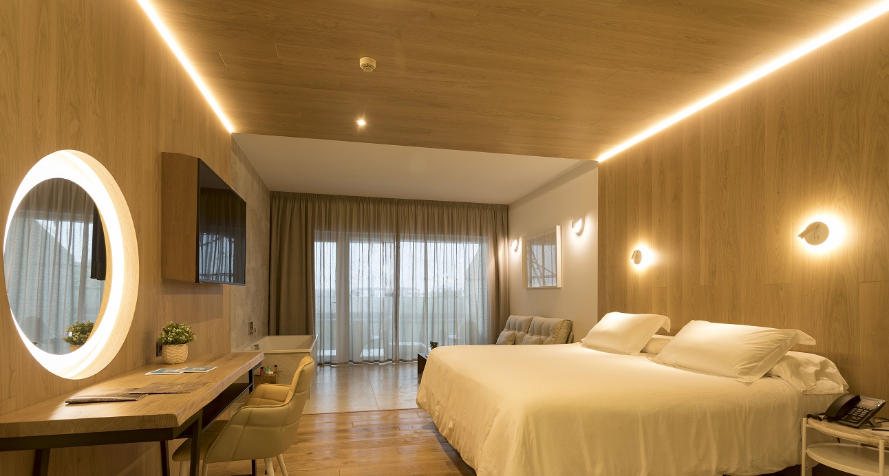 Suite Vista Parcial Mar Premium del hotel Higuerón Málaga, Curio Collection by Hilton. Foto 1